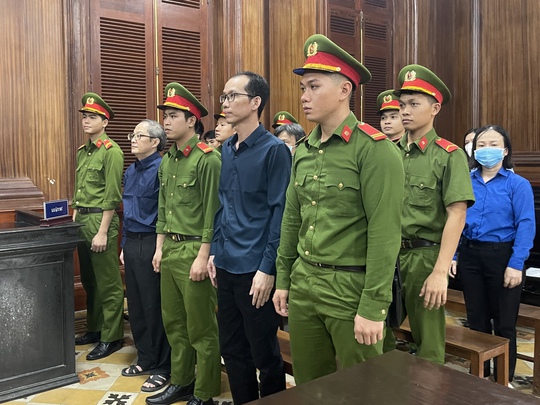 Xét xử Cựu Giám đốc Bệnh viện TP Thủ Đức: Trước tòa còn giả bộ ngây ngô - Ảnh 2.