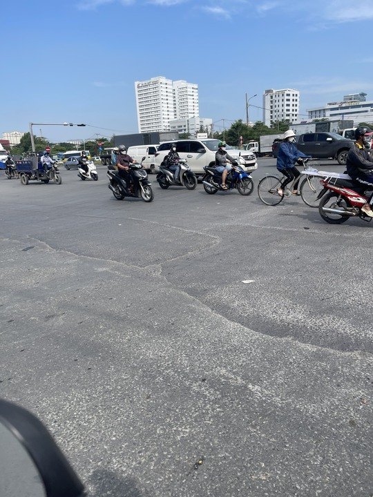 Đừng vá đường kiểu “lổm nhổm” - Ảnh 1.