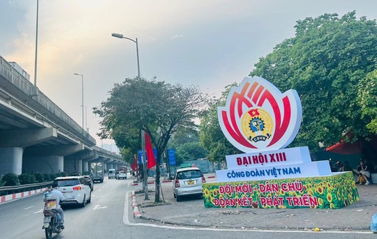 Hà Nội trang hoàng rực rỡ trước Đại hội XIII Công đoàn Việt Nam - Ảnh 6.