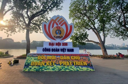 Hà Nội trang hoàng rực rỡ trước Đại hội XIII Công đoàn Việt Nam - Ảnh 1.