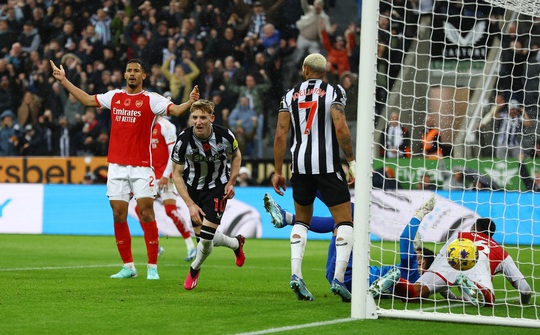 VAR bị vô hiệu hóa hay trọng tài Ngoại hạng Anh run tay vì Newcastle? - Ảnh 1.