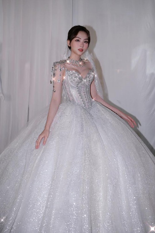 Hoa hậu Tiểu Vy, Mai Phương lộng lẫy đầm cưới - Ảnh 1.
