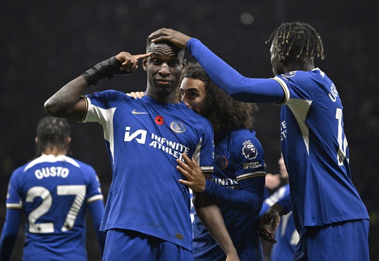 Chelsea ngược dòng quật ngã Tottenham trong trận đấu 2 thẻ đỏ - Ảnh 9.
