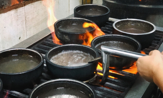 Quán phở Hà Nội để khách tự nấu trong bát đá 300 độ C - Ảnh 2.