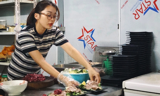 Quán phở Hà Nội để khách tự nấu trong bát đá 300 độ C - Ảnh 10.