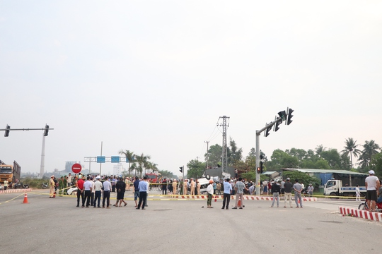 Hiện trường vụ tai nạn kinh hoàng làm 8 người chết ở Quảng Nam - Ảnh 17.