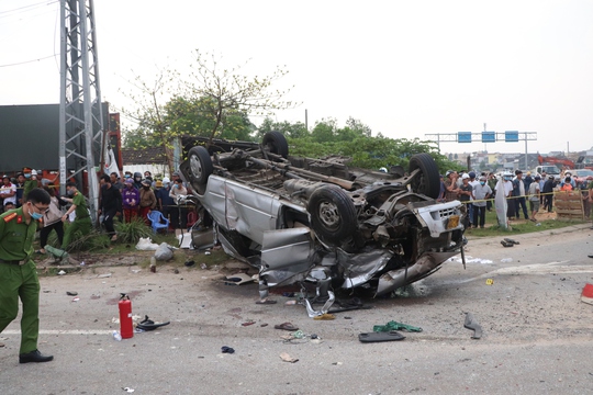 Hiện trường vụ tai nạn kinh hoàng làm 8 người chết ở Quảng Nam - Ảnh 16.