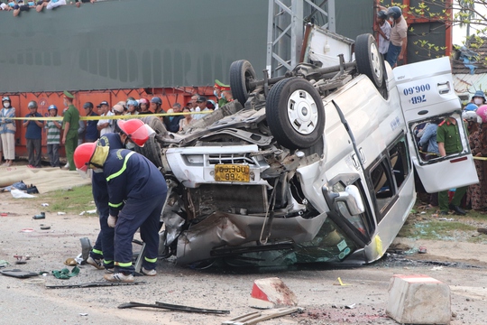 Hiện trường vụ tai nạn kinh hoàng làm 8 người chết ở Quảng Nam - Ảnh 10.