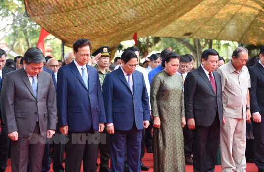 Thủ tướng dâng hương, dâng hoa Đền thờ đồng chí Huỳnh Tấn Phát - Ảnh 3.