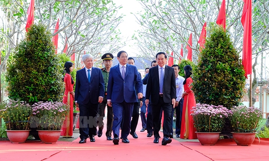 Thủ tướng dâng hương, dâng hoa Đền thờ đồng chí Huỳnh Tấn Phát - Ảnh 1.