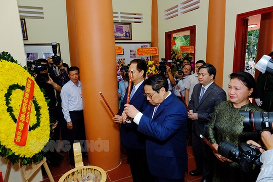 Thủ tướng dâng hương, dâng hoa Đền thờ đồng chí Huỳnh Tấn Phát - Ảnh 5.
