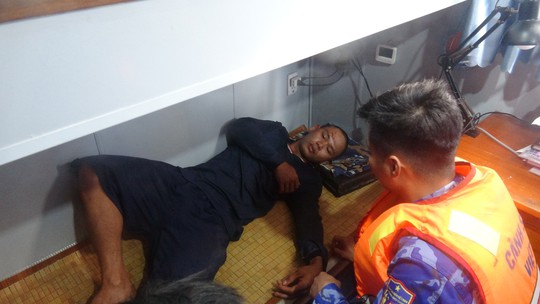 Vùng Cảnh sát biển 4 cứu ngư dân gặp nạn - Ảnh 2.