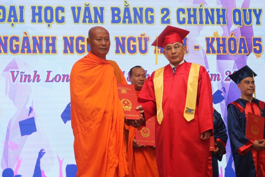 Trường ĐH Cửu Long: Trao bằng tốt nghiệp ngành Ngôn ngữ Anh cho 260 sinh viên - Ảnh 2.