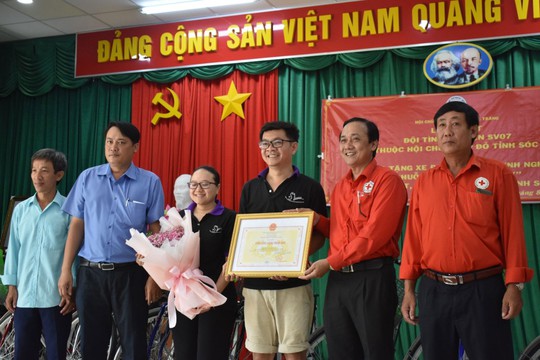 Chàng bao đồng trên phố yêu thương - Ảnh 3.