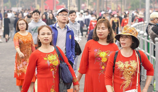 Hàng ngàn người đổ về Hội Lim thưởng thức quan họ - Ảnh 2.