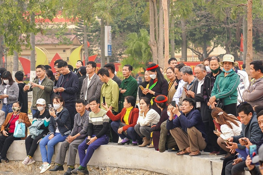 Hàng ngàn người đổ về Hội Lim thưởng thức quan họ - Ảnh 12.