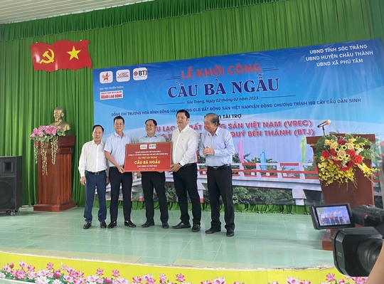 Nguyên Phó Thủ tướng Thường trực Trương Hòa Bình mang niềm vui đến người nghèo ở Sóc Trăng - Ảnh 3.