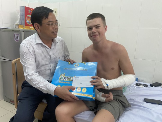 2 du khách nước ngoài bị chó cắn bị thương ở Nha Trang - Ảnh 1.