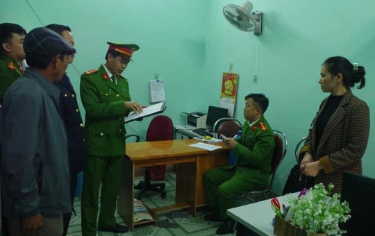 Sau phản ánh của Báo Người Lao Động: Khởi tố 2 cán bộ phường cắt xén tiền cứu trợ của dân - Ảnh 2.