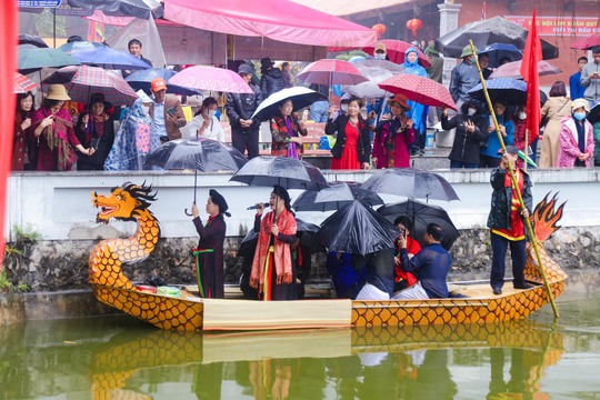 Du khách đội mưa trẩy hội Lim 2023 - Ảnh 14.