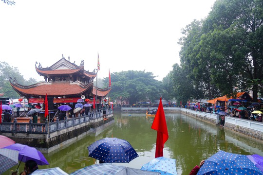Du khách đội mưa trẩy hội Lim 2023 - Ảnh 12.