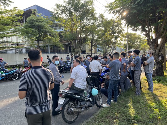 Hàng trăm công nhân ngừng việc khiếu nại tiền lương, phúc lợi - Ảnh 1.
