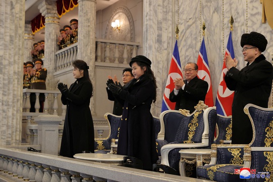 Con gái ông Kim Jong-un thành tâm điểm trong lễ duyệt binh - Ảnh 6.