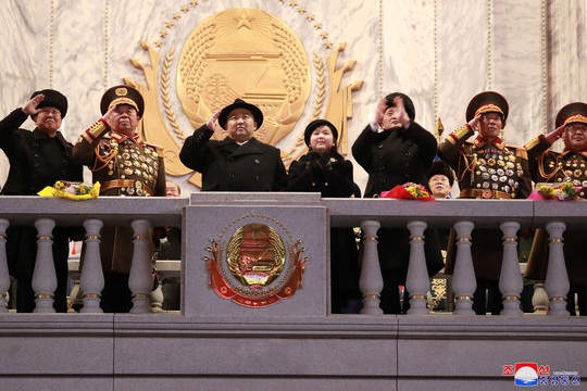 Con gái ông Kim Jong-un thành tâm điểm trong lễ duyệt binh - Ảnh 3.