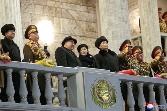 Con gái ông Kim Jong-un thành tâm điểm trong lễ duyệt binh - Ảnh 4.