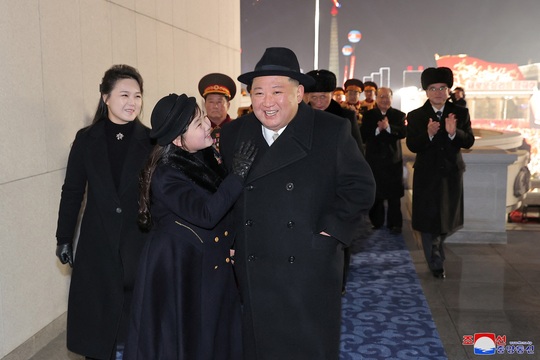 Con gái ông Kim Jong-un thành tâm điểm trong lễ duyệt binh - Ảnh 2.