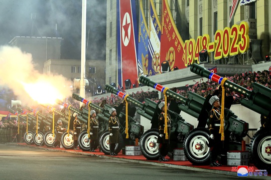 Con gái ông Kim Jong-un thành tâm điểm trong lễ duyệt binh - Ảnh 8.