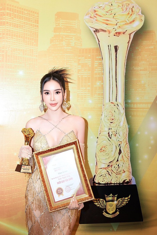 Hoa hậu Trịnh Thanh Hồng nhận giải thưởng Ngôi sao tỏa sáng - Ảnh 1.
