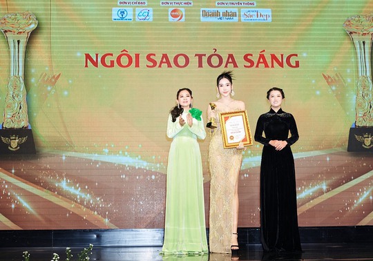 Hoa hậu Trịnh Thanh Hồng nhận giải thưởng Ngôi sao tỏa sáng - Ảnh 2.