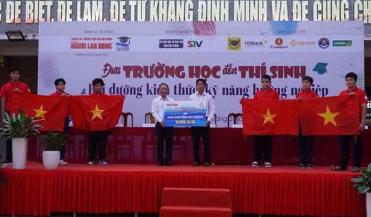Trao 10.000 lá cờ Tổ quốc và 20 suất học bổng - Ảnh 1.
