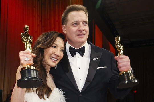 Dương Tử Quỳnh “đá xéo” phóng viên CNN trên sân khấu lễ trao giải Oscar 2023 - Ảnh 8.