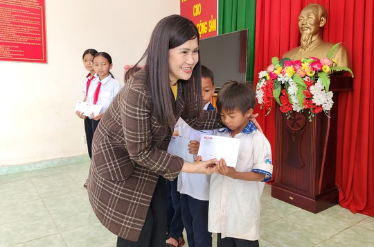 Cờ Tổ quốc biên cương đến với huyện biên giới Tuy Đức - Ảnh 5.