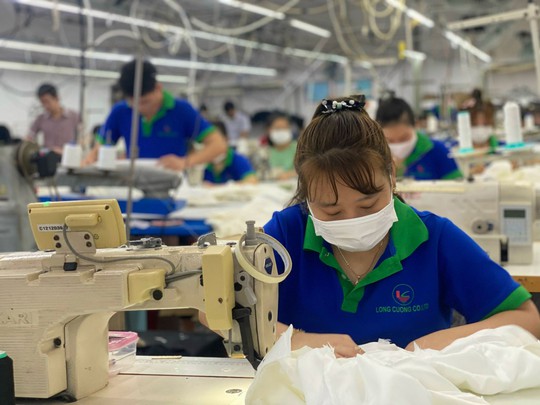 Nỗ lực giữ việc cho công nhân - Ảnh 1.