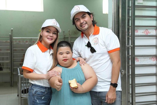 Hoa hậu Thanh Mai, MC Đức Tiến tặng quà cho trẻ em nghèo - Ảnh 1.