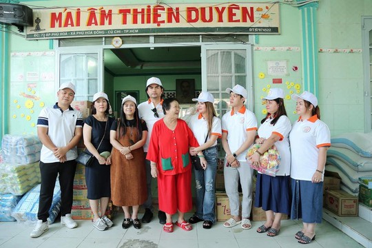 Hoa hậu Thanh Mai, MC Đức Tiến tặng quà cho trẻ em nghèo - Ảnh 3.