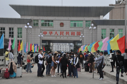 Đoàn khách du lịch Trung Quốc đầu tiên qua cửa khẩu Móng Cái sau dịch COVID-19 - Ảnh 6.