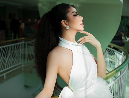 Hoa hậu hàng không Loan Vương khoe nhan sắc rạng ngời - Ảnh 1.
