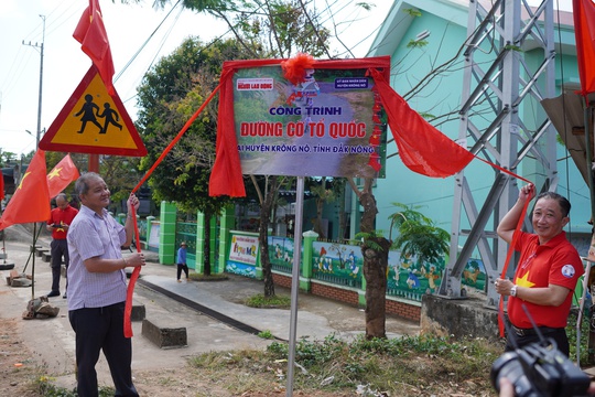 Rực rỡ Đường cờ Tổ quốc ở Đắk Nông - Ảnh 2.