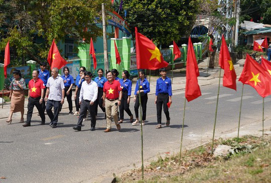 Rực rỡ Đường cờ Tổ quốc ở Đắk Nông - Ảnh 4.