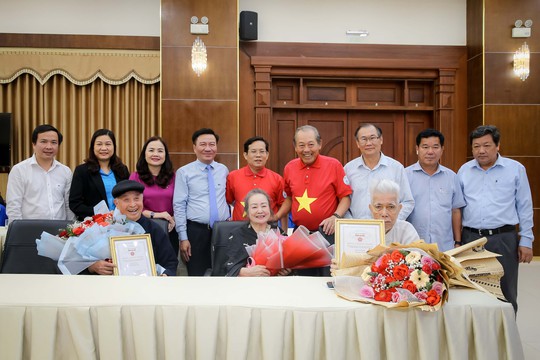 Mai Vàng tri ân tặng quà 2 nghệ sĩ ở Quảng Trị - Ảnh 3.