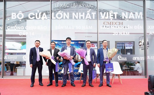 Xác lập kỷ lục bộ cửa lùa nhôm kính lớn nhất Việt Nam năng 2.400 kg - Ảnh 2.