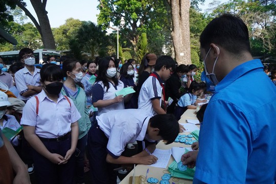 Tặng học bổng cho con công nhân, đoàn viên nghiệp đoàn - Ảnh 1.