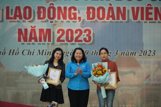 Tặng học bổng cho con công nhân, đoàn viên nghiệp đoàn - Ảnh 3.