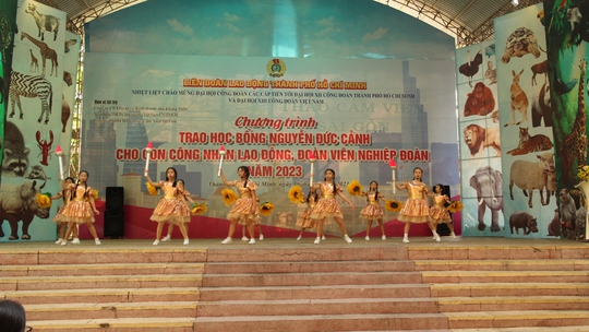 Tặng học bổng cho con công nhân, đoàn viên nghiệp đoàn - Ảnh 7.