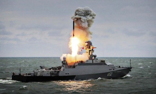Hàng loạt vụ nổ xảy ra ở Crimea, tên lửa Nga bị phá hủy - Ảnh 2.