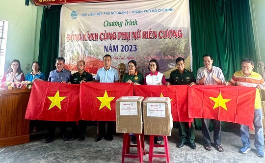 Tặng 1.000 lá cờ Tổ quốc cho người dân xã biên giới - Ảnh 1.